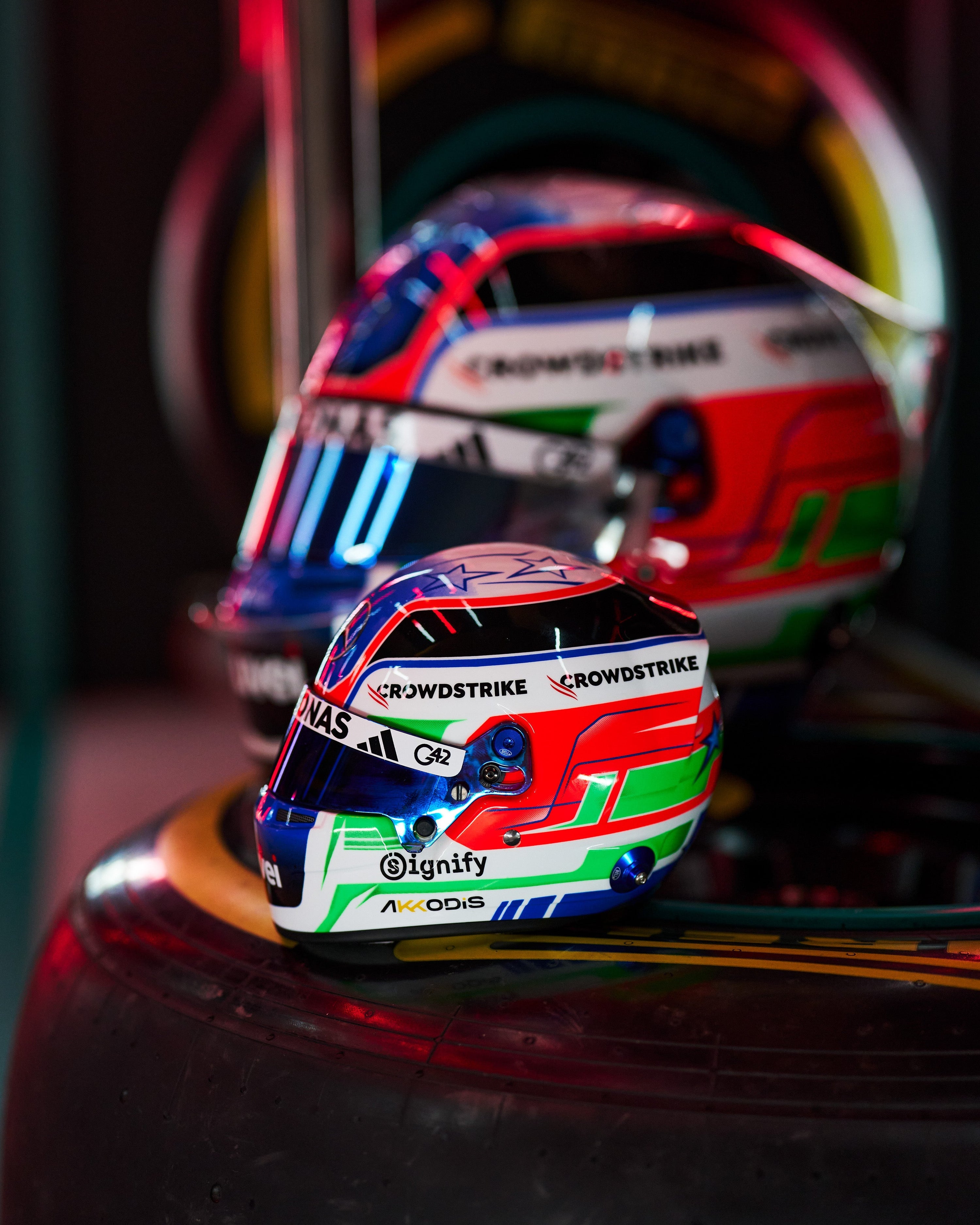 Kimi Antonelli 2025 Mini Bell Helmet Replica 1:2 — close-up design detail showing Mercedes-AMG PETRONAS F1 styling and product details | Dash Racegear
